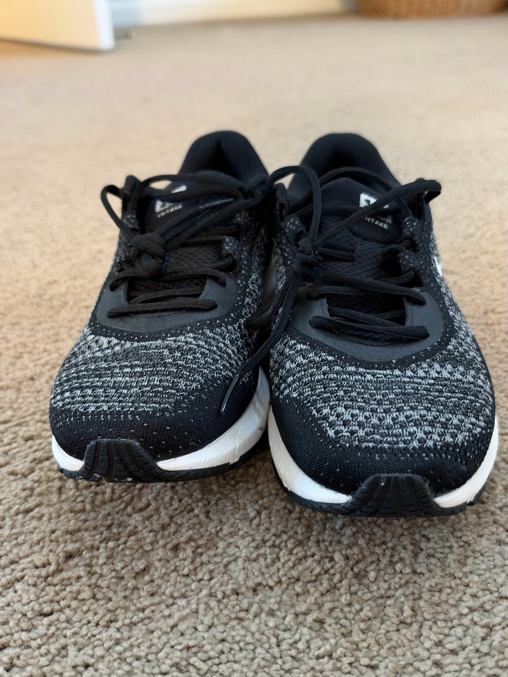 Under Armour Black and Gray Mens Running Shoes NWOT